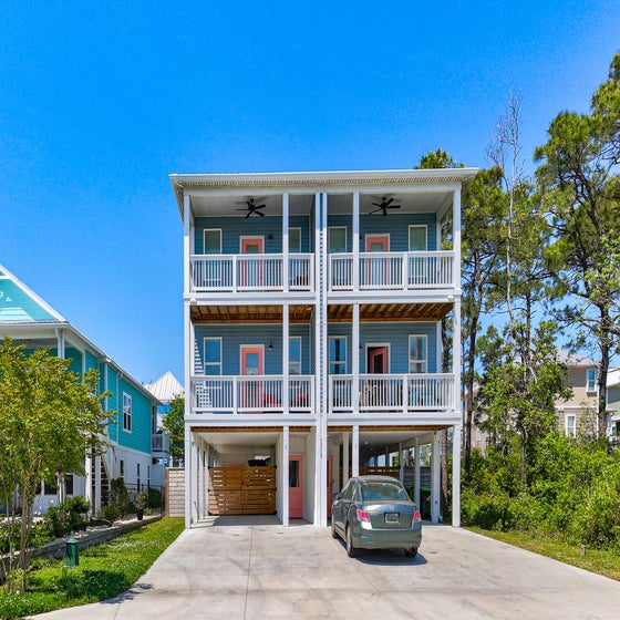 The Longboard Lodge-Front of Home